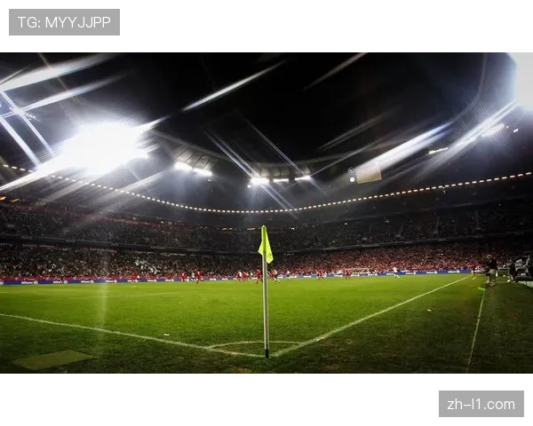 球迷文化:随军出征的马竞球迷在慕尼黑安联球场外展示巨型横幅